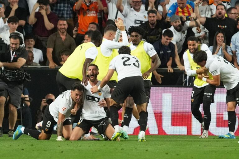 Anfitriões derrotam os campeões, mas não garantem vaga na Liga Europa