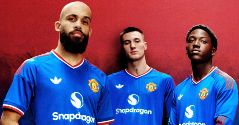 Kit Manchester United 26/27: detalhes completos da nova camisa azul visitante, preço confirmado e como comprar, com Bryan Mbeumo, Kobbie Mainoo, Benjamin Sesko e Jess Park posando com a camisa — para fãs na Noruega